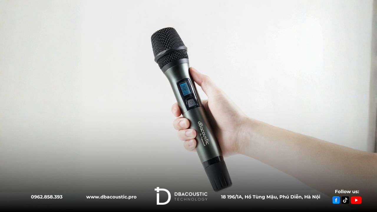 Tay mic không dây K4000 cầm nắm thoải mái với thiết kế công thái học.