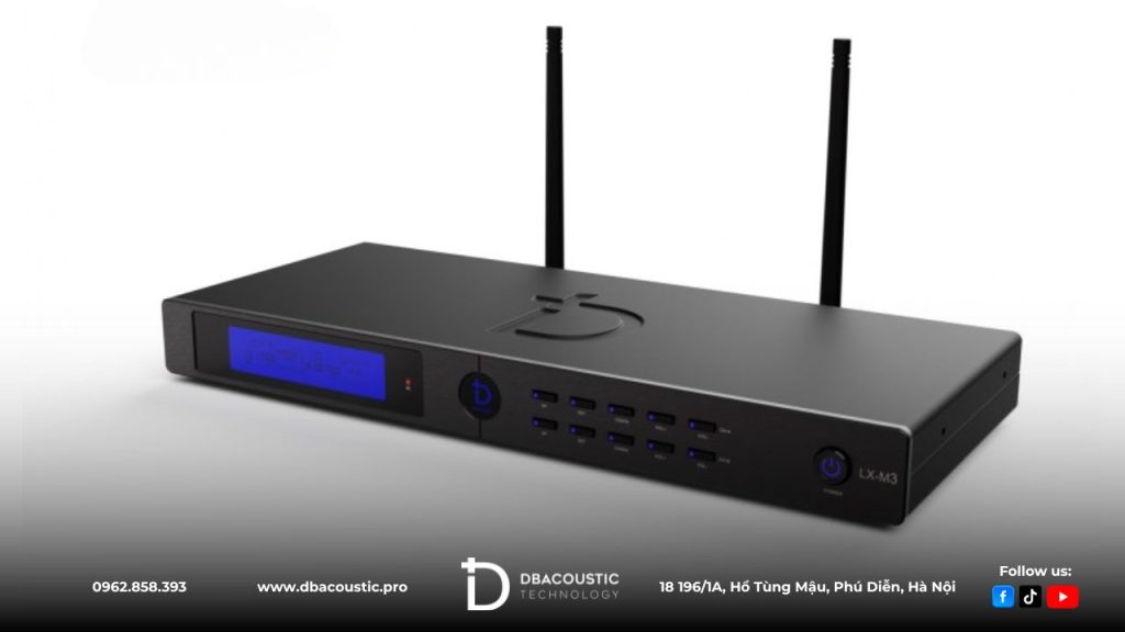 Micro không dây DBAcoustic LX-M3 trang bị màn hình hiển thị mặt trước.